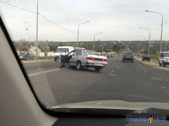 В Волгограде при столкновении легковушек погиб мужчина средних лет