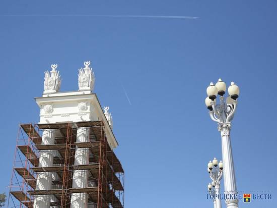 На волгоградской набережной строят новую линию освещения