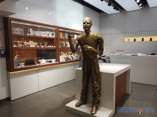 Двухметровую статую Джобса установили в торговом центре Волгограда