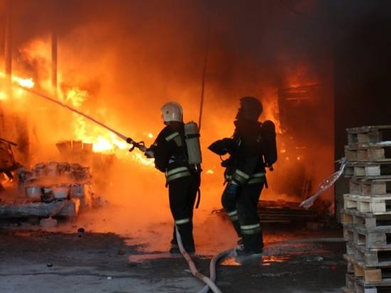 Под Волгоградом в поселке  Фруктовом в вагончике едва не сгорели двое мужчин