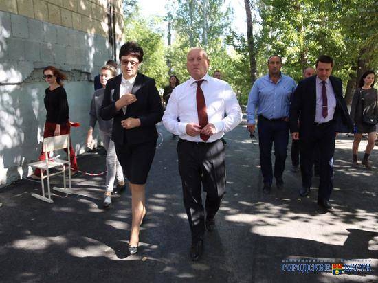 В Волгограде дорожники обновят участок возле школы № 14