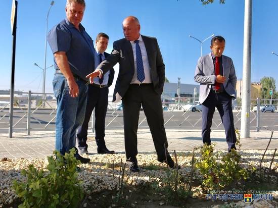 Виталий Лихачев проверил благоустройство шоссе Авиаторов