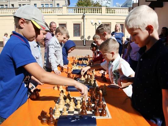 Юные волгоградцы сыграли в шахматы на Центральном рынке
