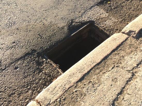 Негодяи утащили решетку ливневки в Советском районе Волгограда
