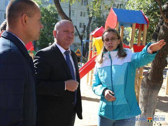 Виталий Лихачев проверил ход благоустройства волгоградских дворов