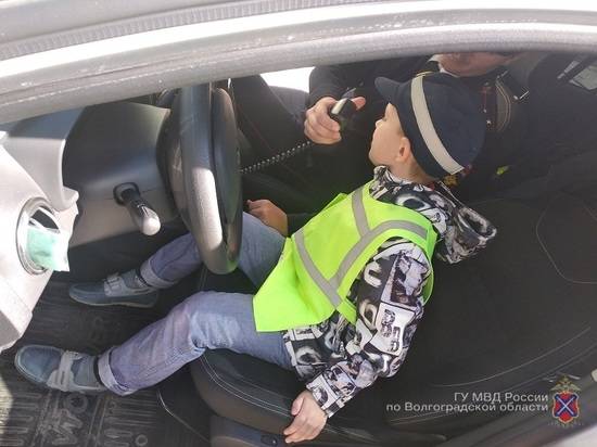 Детсадовцы на юге Волгограда порулили патрульным автомобилем