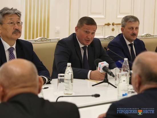 Андрей Бочаров наградил ветеранский актив за проведение ЧМ в Волгограде