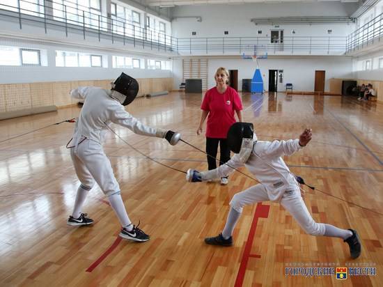 Юные воспитанники ГДЮЦа в Волгограде осваивают фехтование