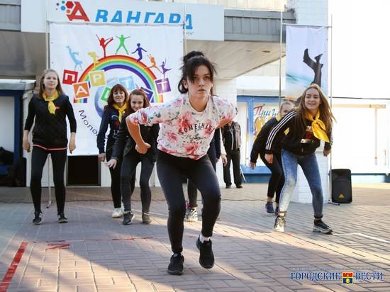 Волонтеры-школьники затанцевали «Авангард» на фестивале «Стартинейджер-2018»
