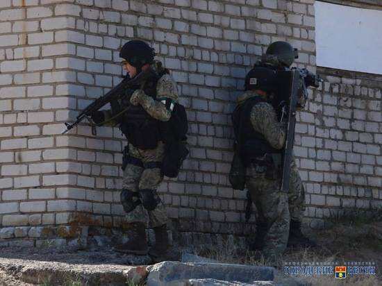 Под Волгоградом росгвардейцы отработали поиск и задержание преступной группировки