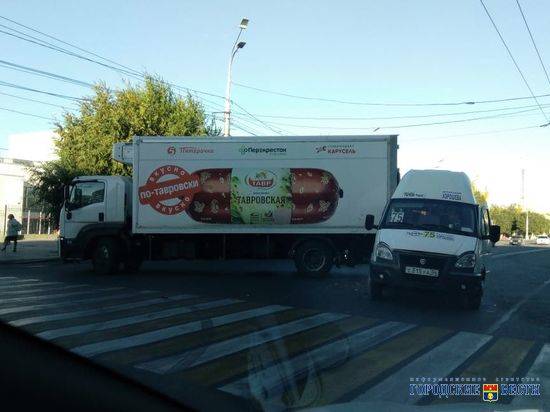 В центре Волгограда грузовик протаранил маршрутку