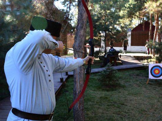 На волгоградском туристическом форуме гости подружились с шашкой и луком