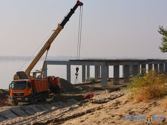 На набережной Волгограда начался снос недостроенной причальной эстакады