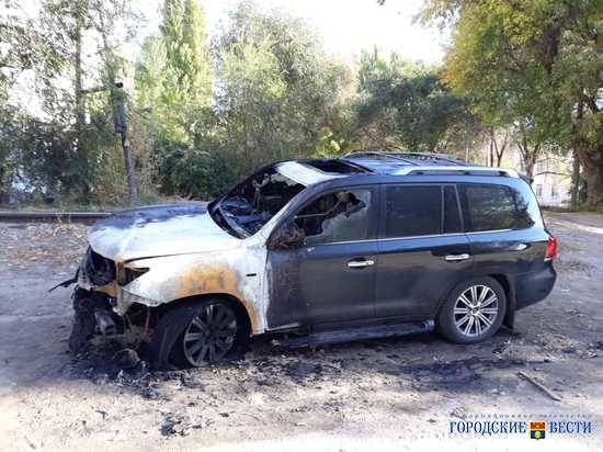 Возле элитных домов в Ворошиловском районе Волгограда ночью сгорел Lexus