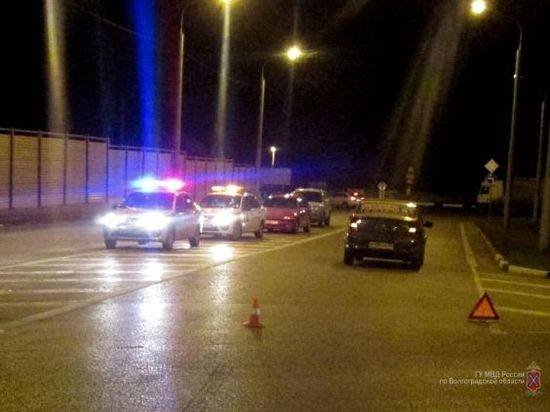 На мосту через Волгу лихач на мопеде врезался в «Логан»