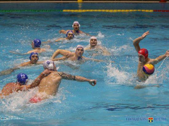 Волгоградские ватерполисты дома победили астраханцев со счетом 14:4