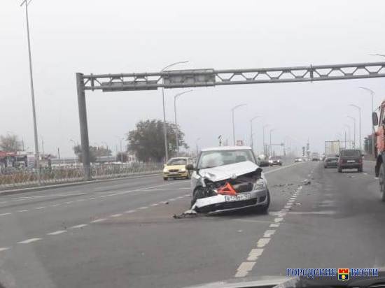На западе Волгограда в серьезную аварию попала машина такси и иномарка: есть пострадавшие