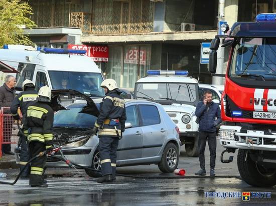 В центре Волгограда на ходу загорелся Peugeot 307