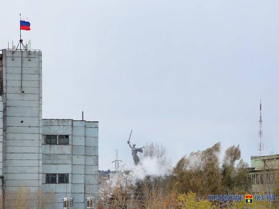 Над «Красным Октябрем» в Волгограде водрузили российский флаг