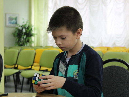 В Волжском 12-летний школьник собрал кубик Рубика за 24,21 секунды