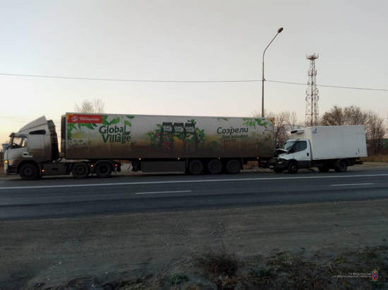В Волгограде фургон въехал в стоящую фуру: пострадал 9-летний мальчик