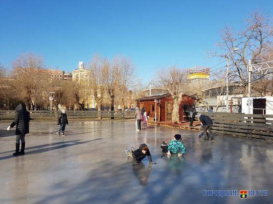 В Волгограде начали заливать катки