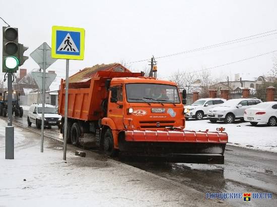 В Волгограде за день дороги и тротуары «одели» в 650 тонн реагентов против гололедицы