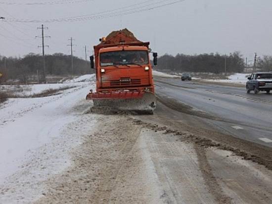 После снегопада на трассах Волгоградской области работали 60 спецмашин