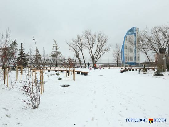 Волгоградцы радуются долгожданному снегу - дорожники работают круглосуточно