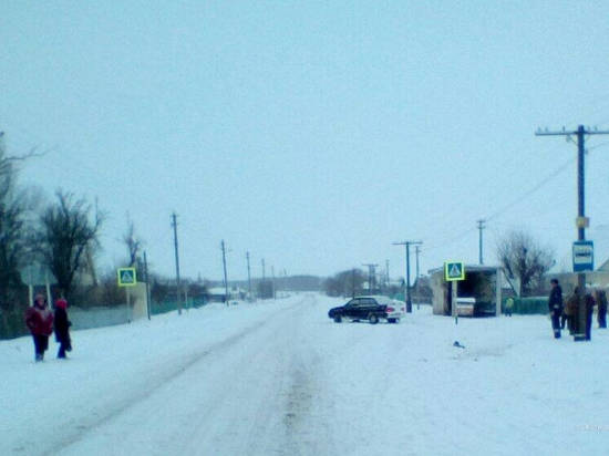 На севере Волгоградской области на заснеженной дороге занесло ВАЗ: пострадал пешеход