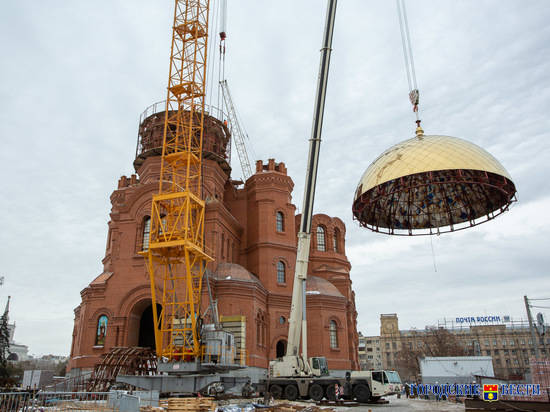 Колокольню собора Александра Невского в Волгограде украсил золотой купол