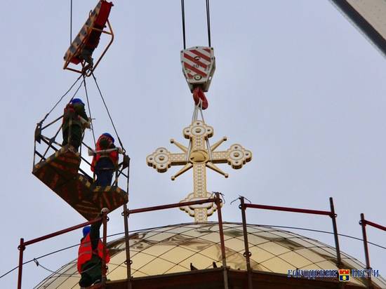 На золотой купол звонницы храма Александра Невского воздвигли крест