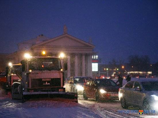 Всю ночь Волгоград расчищали от снега – работы продолжаются