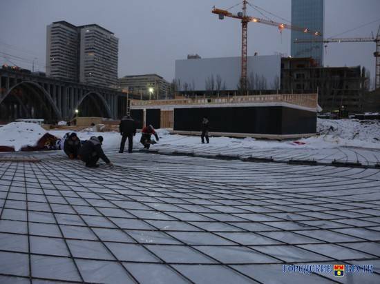 Андрей Бочаров проинспектировал новый ледовый каток в пойме реки Царицы