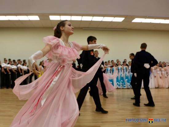 Парили по залу: в Волгограде прошел кадетский новогодний бал