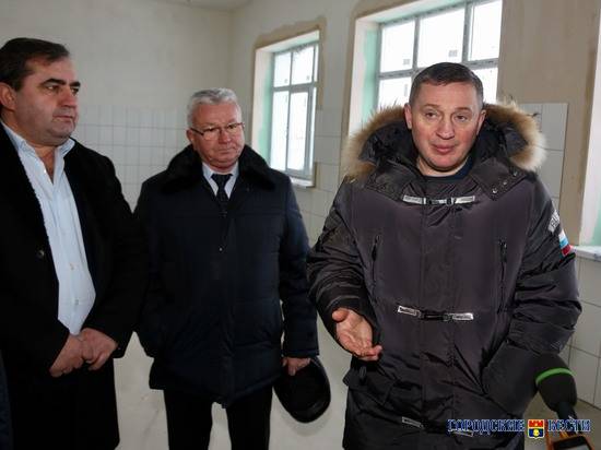 В Палласовке губернатор побывал в новой школе и на племенном заводе