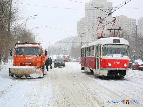 Непогода: в Волгограде и области дорожная техника оперативно вышла на уборку снега