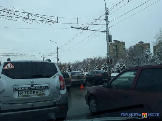 Из-за ДТП на Астраханском мосту в Волгограде образовалась пробка