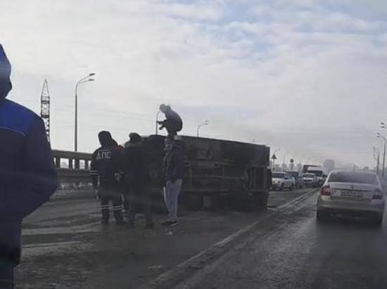 В Волгограде на мосту через Волгу перевернулся фургон