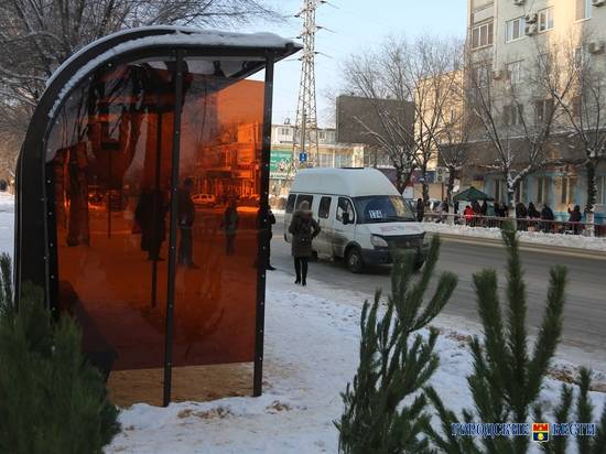 В Волгограде устанавливают новые павильоны на остановках