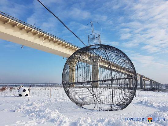 Селфи возле Волги: в Волгограде новогодний шар переехал под Танцующий мост
