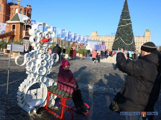 В центре Волгограда выставили почти полторы сотни снеговиков