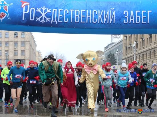 Более 500 бегунов вышли на старты рождественского забега в Волгограде