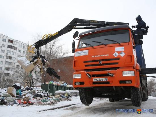 Каждый день в Волгограде приводят в порядок до 70 мусорных площадок