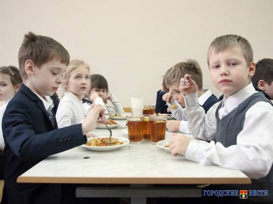 Всех волгоградских первоклассников начали кормить бесплатными завтраками