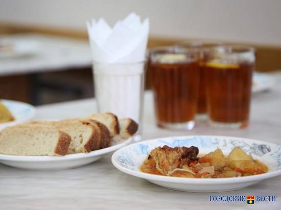 Волгоградский депутат высказался против запрета школьникам приносить еду из дома