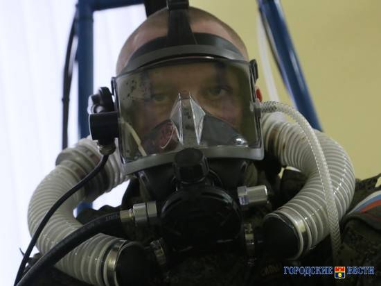 В Волгограде военные водолазы испытали новое снаряжение на глубине 20 метров