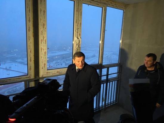 Губернатор Андрей Бочаров посещает бывший проблемный дом в Волгограде