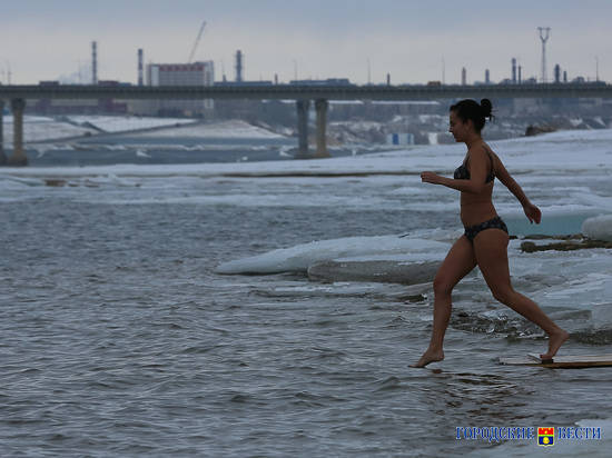 Волгоград встретил Крещение массовыми ледяными купаниями (фото)
