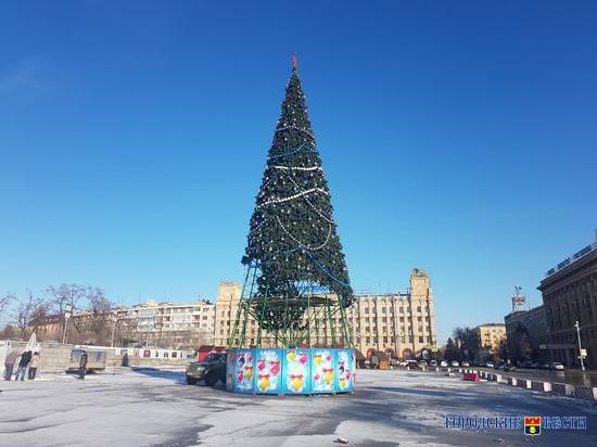 На площади Павших Борцов в Волгограде разбирают главную елку